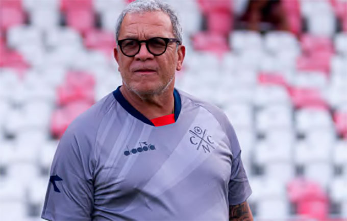 Tcnico Hlio dos Anjos espera grande jogo nos Aflitos (RAFAEL VIEIRA/DP)