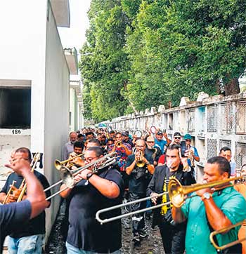 Msicos de vrias orquestras homenagearam o maestro (CRYSLI VIANA/DP FOTO)