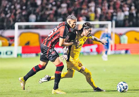 Sport lutou at o final e empatou com o Vitria em jogo emocionante em Salvador (PAULO PAIVA/SPORT)