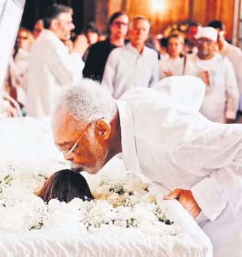 Emocionado, Gilberto Gil beija a testa da filha durante o velrio (LIA MACIEL/CORTESIA)
