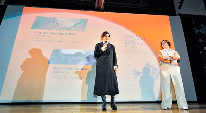 A atriz e cineasta gacha ao lado de Daniela Mazzili, produtora do filme, no palco do festival (DIEGO CARDOSO/DIVULGAO)