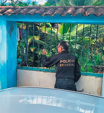Os agentes da PF cumpriram mandados em Jaboato (DIVULGAO/PF)