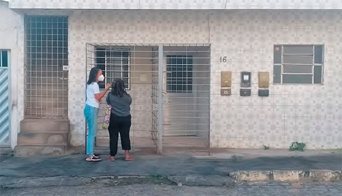 Entrevistadoras conversam com as mulheres para coletar dados para o trabalho (DIVULGAO)