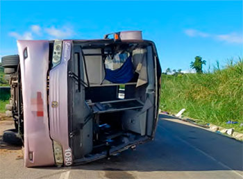 Veculo tombou na BR-101 no municpio de Ribeiro (DIVULGAO PRF)
