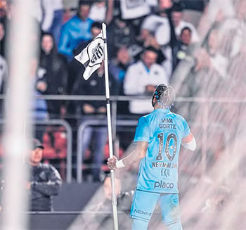 Neymar comemorou segurando bandeira de escanteio (RAUL BARETTA/SANTOS)