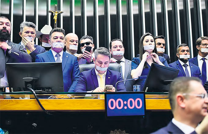 Grupo de parlamentares ocupou a Mesa Diretora da Cmara com esparadrapos na boca (SAULO CRUZ/AGNCIA SENADO)