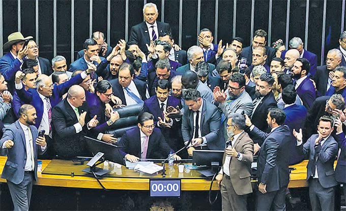 Oposicionistas realizaram motim no Congresso Nacional, ocupando as Mesas Diretoras (WILTON JUNIOR/ESTADO CONTEDO)