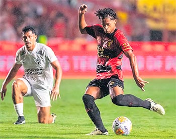 Garoto Z Lucas, de 17 anos,  a maior revelao do Sport na temporada (RAFAEL VIEIRA/DP FOTO)