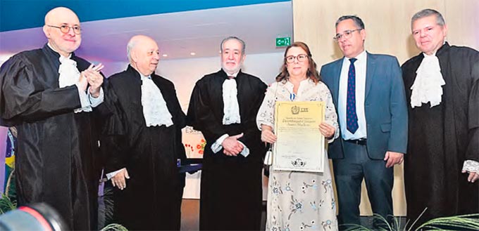 Paula Losada recebeu a condecorao das mos dos membros do Tribunal de Justia (MARINA TORRES/DP FOTO)