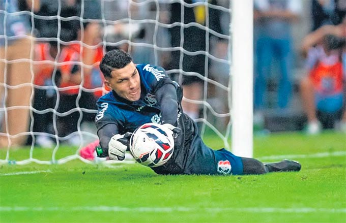 Revelado na base coral, Rokenedy falhou contra o Sergipe, mas pegou dois pnaltis (RAFAEL VIEIRA/DP FOTO)